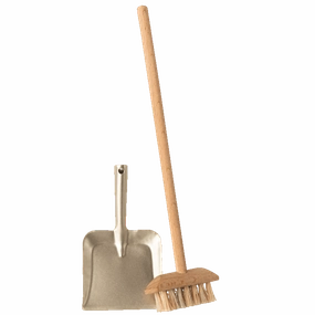 2020 Maileg Miniature Broom Set