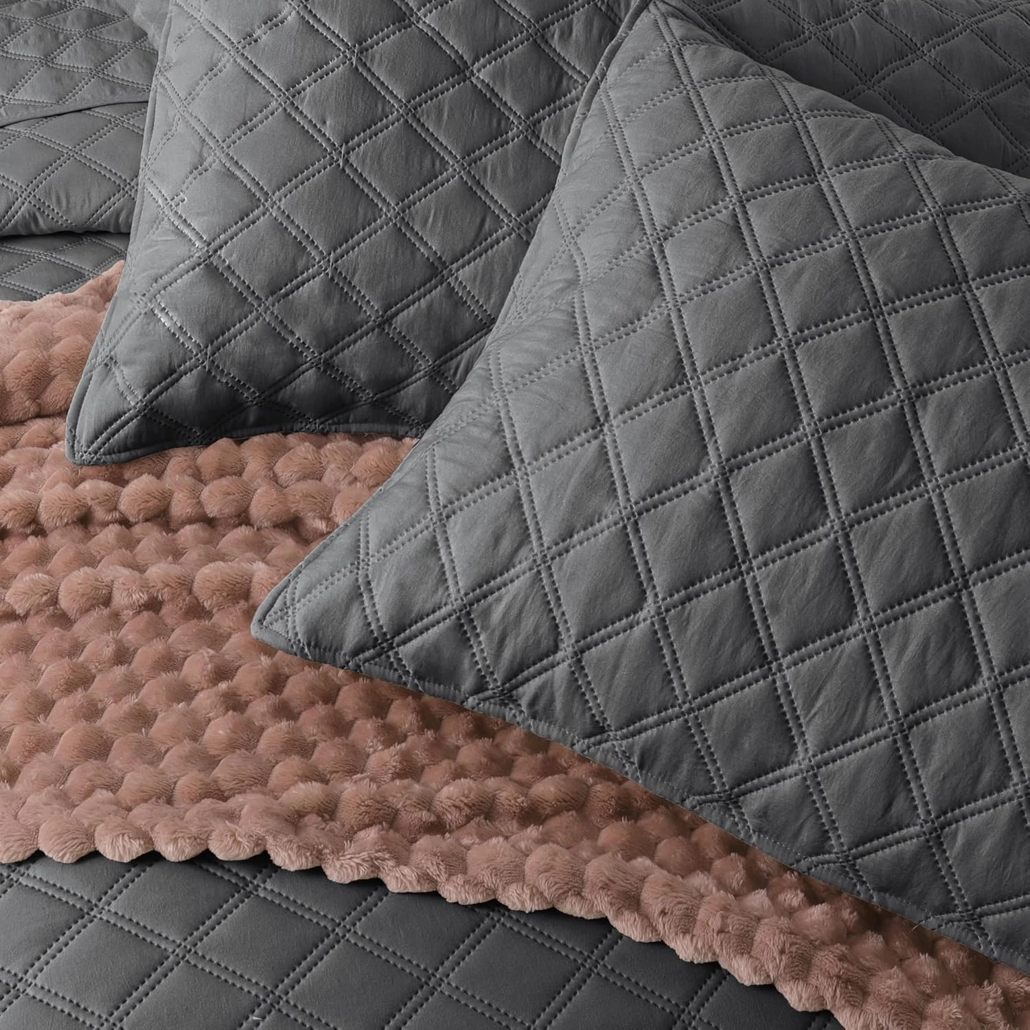 Exclusivo Mezcla Soft Quilt Set Queen Full Size, 3 Pieces Lightweight Quilts Grey Bedspreads Coverlets Bedding Set for All Seasons, Grid Pattern