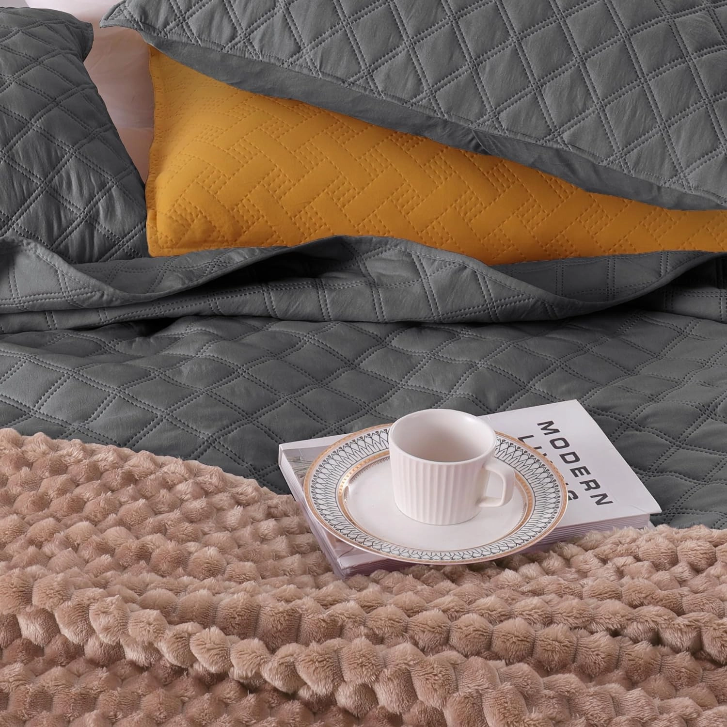 Exclusivo Mezcla Soft Quilt Set Queen Full Size, 3 Pieces Lightweight Quilts Grey Bedspreads Coverlets Bedding Set for All Seasons, Grid Pattern